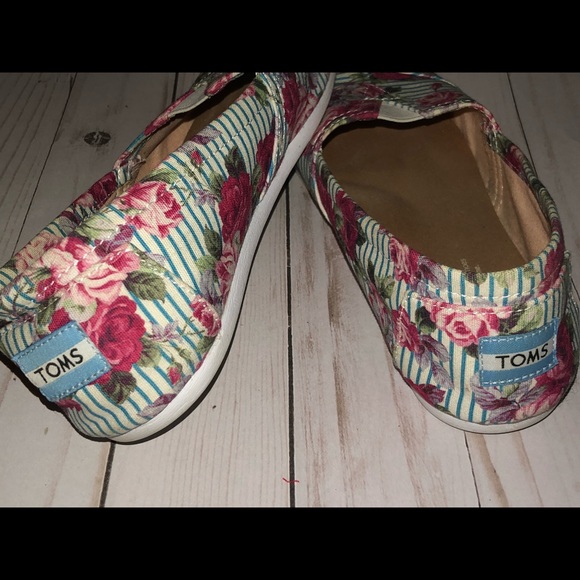 TOMS - Picture 2 of 3
